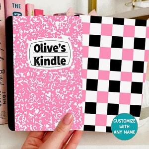 Reversible Kindle Case Insert, Custom Name Pink Composition Notebook & Pink Black Checker zdjęcie 1
