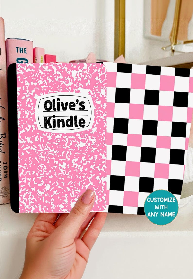 Reversible Kindle Case Insert, Custom Name Pink Composition Notebook & Pink Black Checker zdjęcie 1