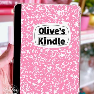Reversible Kindle Case Insert, Custom Name Pink Composition Notebook & Pink Black Checker zdjęcie 2