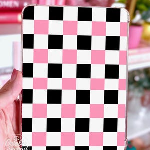 Reversible Kindle Case Insert, Custom Name Pink Composition Notebook & Pink Black Checker zdjęcie 3
