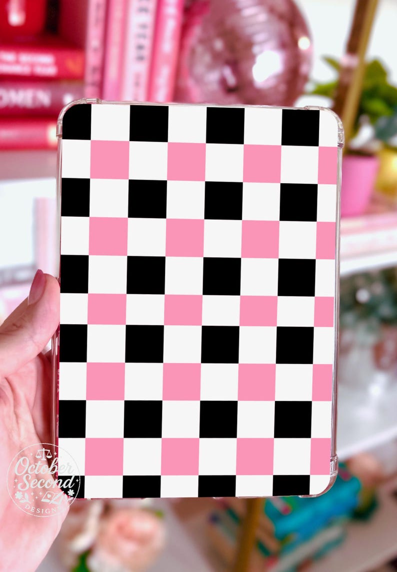 Reversible Kindle Case Insert, Custom Name Pink Composition Notebook & Pink Black Checker zdjęcie 3