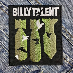 Peut inclure: Écusson brodé avec le texte "BILLY TALENT" en blanc. L'écusson présente trois formes de bombes vertes avec des motifs d'oiseaux blancs et noirs. L'écusson est sur un fond noir.