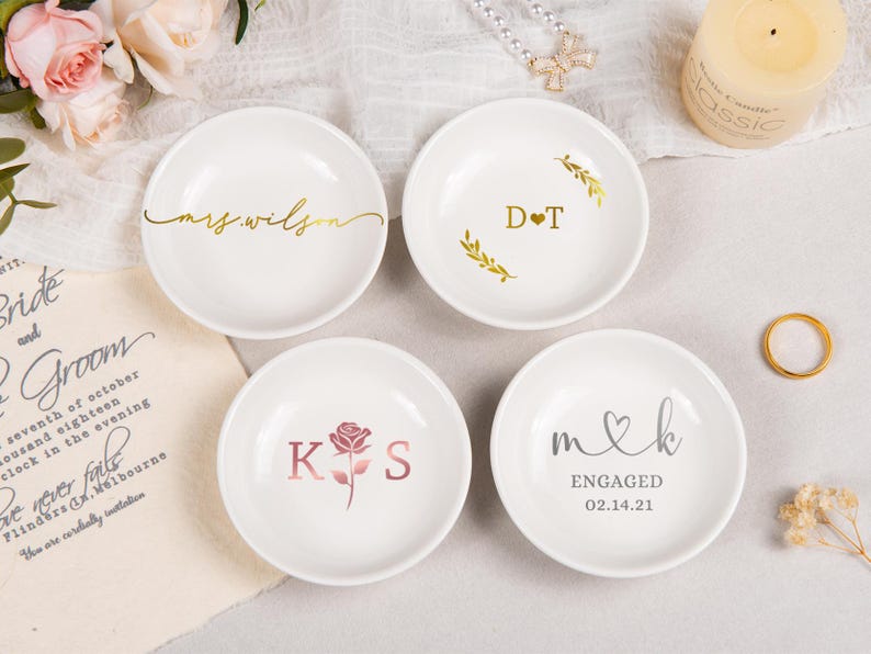 Bandeja personalizada para joias, porta-anéis de cerâmica personalizado, prato para anéis com nome, presente para pedido de madrinha, casamento e aniversário. imagem 2