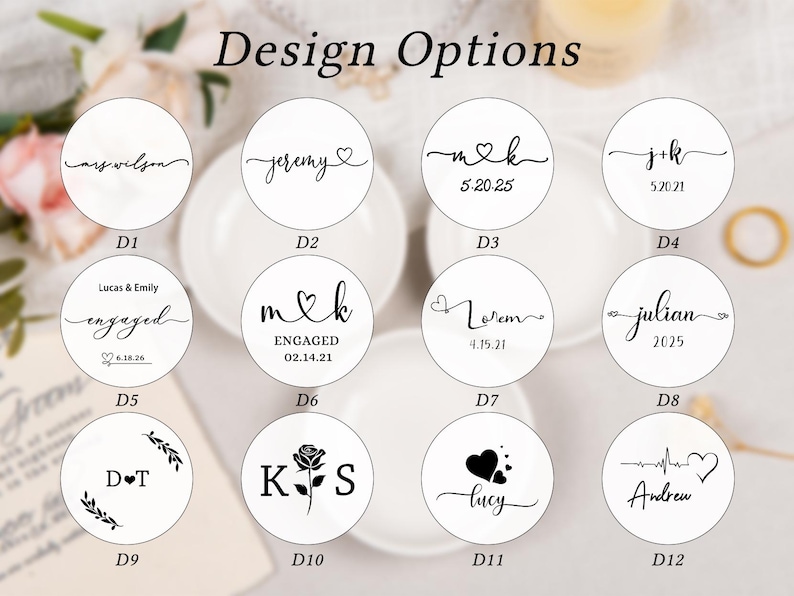 Pode incluir: Uma cole&ccedil;&atilde;o de doze etiquetas circulares brancas rotuladas de D1 a D12, cada uma apresentando texto preto e designs gr&aacute;ficos incluindo nomes, datas, cora&ccedil;&otilde;es, rosas e detalhes florais sob o t&iacute;tulo Design Options em fonte serifada.