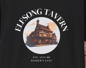 Op de afbeelding: Zwart T-shirt met een witte cirkelvormige afbeelding van een middeleeuws gebouw met de tekst "Elfsong Tavern" erboven en "Est. 1374 DR Baldur's Gate" eronder.