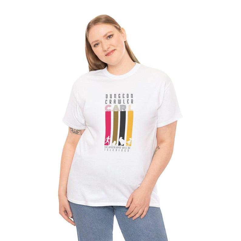 Pode incluir: T-shirt branco com o texto "DUNGEON CRAWLER CARL" num design vertical com barras coloridas e silhuetas. A frase "THE APOCALYPSE WILL BE TELEVISED" est&aacute; impressa abaixo.