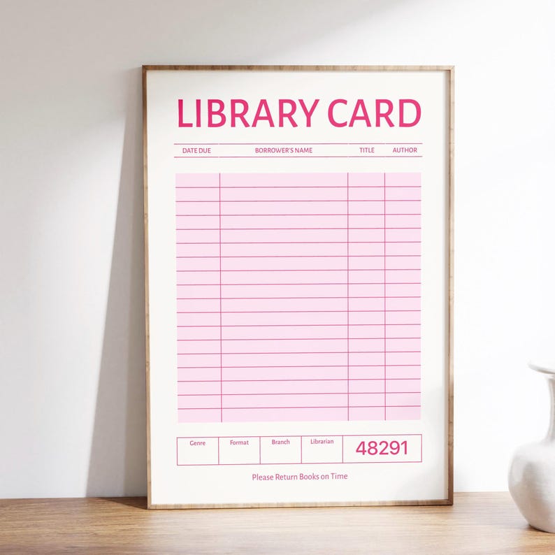Puede incluir: Una impresi&oacute;n enmarcada con un dise&ntilde;o de tarjeta de biblioteca rosa. Las palabras "LIBRARY CARD" est&aacute;n en la parte superior, con campos para "DATE DUE", "BORROWER'S NAME", "TITLE" y "AUTHOR". La parte inferior incluye "Genre", "Format", "Branch" y "Librarian".