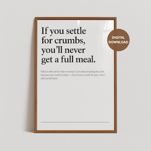 Può includere: Una stampa incorniciata con sfondo bianco e testo nero che recita: "Se ti accontenti delle briciole, non avrai mai un pasto completo". Un adesivo circolare marrone dice "DOWNLOAD DIGITALE". La stampa ha una cornice in legno marrone.