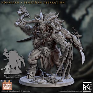 以下が含まれることがあります： ハンマーと剣を持った、Vorrkarn + Beastman Aberrationの、詳細な灰色のミニチュアフィギュア。フィギュアは角、鎧、毛皮のような質感を持っています。ベースには小さな岩と頭蓋骨が含まれています。画像には「Size comparison with a 30mm base Gobor」と書かれています。