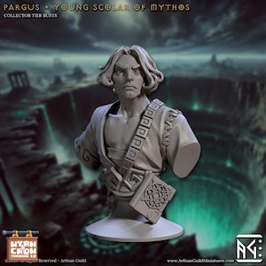 Puede incluir: Busto gris de un joven erudito con pelo largo, un libro y una bandolera. El busto está etiquetado como "PARGUS + YOUNG SCOLAR OF MYTHOS" y "COLLECTOR TIER BUSTS". El fondo presenta un paisaje oscuro y de fantasía.