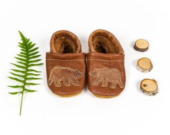 Osos rojizos sobre zapatos de piel color castaño para bebés y niños pequeños