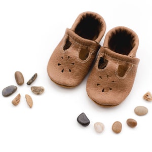 Chaussures à bride en T en bois patiné pour bébés et tout-petits