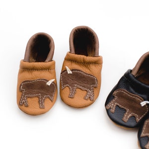 Chaussures en cuir de bison marron clair, mocassins pour bébés et tout-petits // chaussons mocassins en cuir de haute qualité fabriqués aux États-Unis