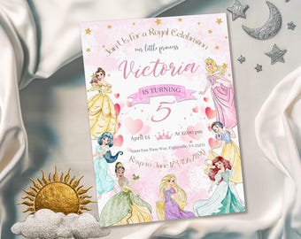 Könnte beinhalten: Eine rosa Geburtstagseinladung zum Thema Prinzessin mit dem Text "Join Us for a Royal Celebration" und "Victoria IS TURNING 5". Die Einladung zeigt Illustrationen verschiedener Prinzessinnen und dekorative Herzen und Sterne.