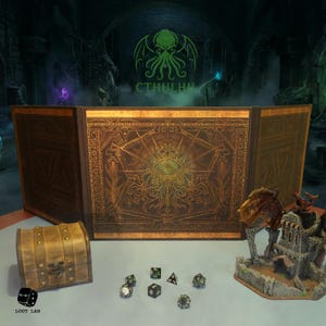 Może przedstawiać: Zestaw trzech ceramicznych kubków z nakrapianym, matowym wykończeniem. Kubki są w odcieniach kremu, jasnoszarym i ciemnoszarym. Każdy kubek ma prosty, minimalistyczny design i zaokrąglony uchwyt.