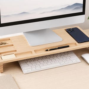 Houten monitorstandaard met telefoonhouder, bureau-organizer, toetsenbordopbergruimte en pennenbakje, minimalistisch accessoire voor thuiswerkplek