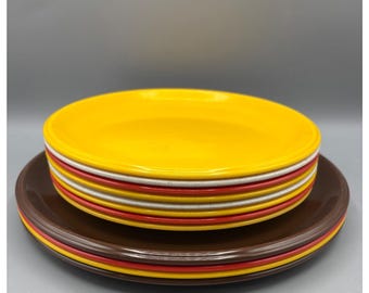 Juego de 12 platos de melamina Rubbermaid vintage, surtidos en amarillo, rojo y marrón, estilo retro MCM.