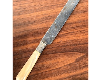 Cuchillo de mantequilla antiguo de Gorham Mfg Co con mango de plata esterlina y nácar, ornamentado.