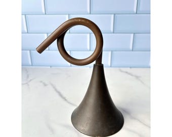 Vintage mässingsvalthorn middagsklocka stolphorn dekorativ handklocka åldrad patina