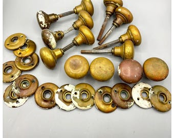 Lote de pomos de puerta de latón vintage, herrajes antiguos, rosetones, escudos arquitectónicos