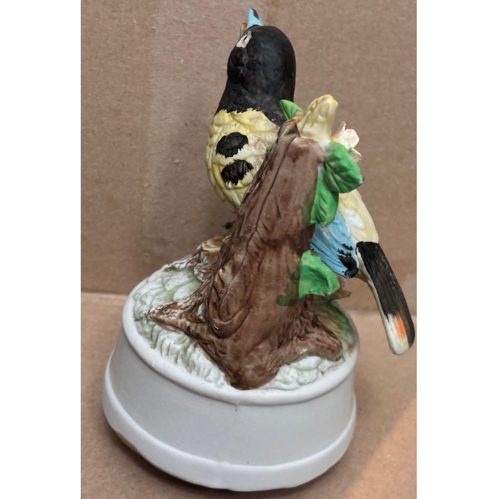 ヴィンテージ磁器製鳥オルゴールがメロディーを奏でるカラフルな鳴き鳥