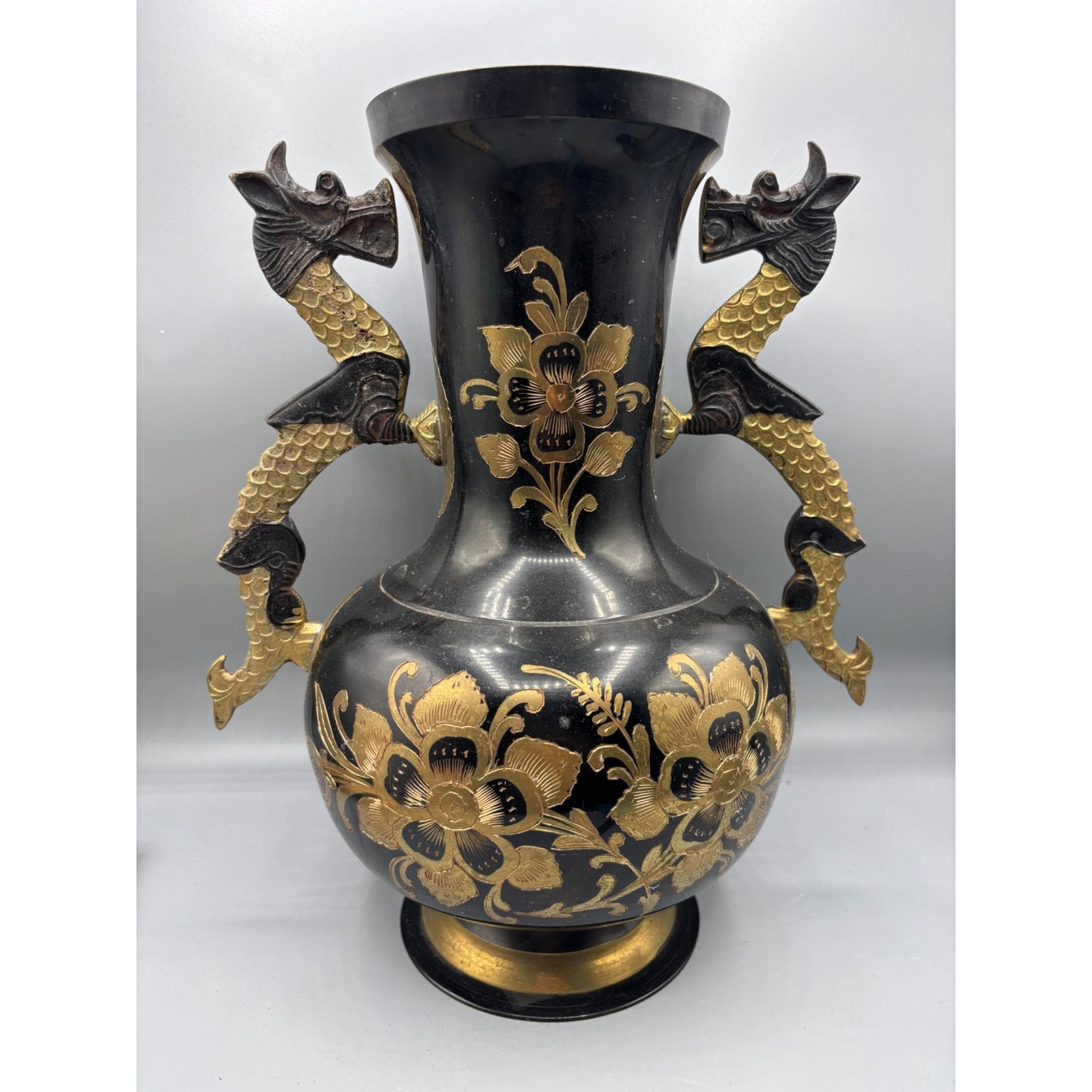 ドラゴン彫刻の黒色金属花瓶 【公式通販】