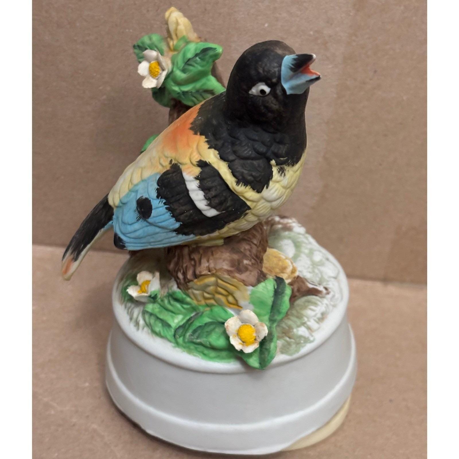 ヴィンテージ磁器製鳥オルゴールがメロディーを奏でるカラフルな鳴き鳥