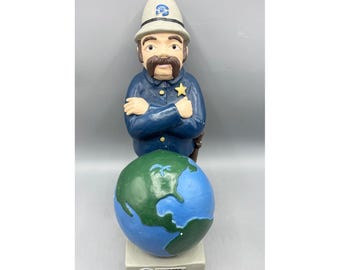 Estatua de guardia de Pinkerton Security Services de 1992 con publicidad en globo terráqueo, 11 pulgadas.
