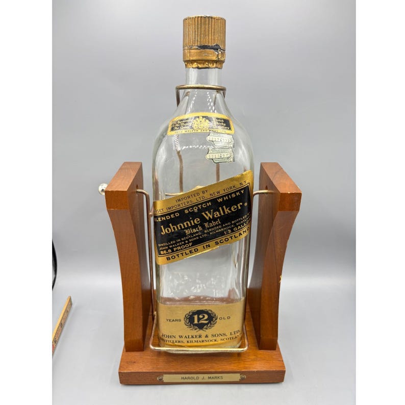 Vintage Johnnie Walker Black Label lege fles houten standaard van 1/2 gallon afbeelding 1