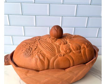 Casseruola ovale vintage in terracotta con coperchio, ideale per la preparazione di verdure e ortaggi, con motivo a intreccio.