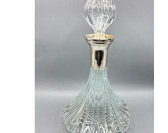 Decantador vintage de vidrio acanalado con tapón y collarín de metal plateado.