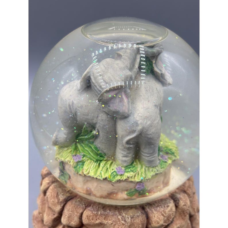 VTG Geboren Frei Elefant Schneekugel Musikalischer Wasserball Glitter Shaker Dekor Bild 6