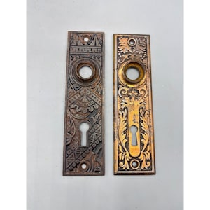 Puede incluir: Una taza de cerámica blanca con un asa negra y el texto "But First, Coffee" en un estilo manuscrito. La taza está sobre una superficie blanca. La taza mide aproximadamente 10 cm de alto.