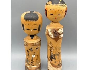 Muñecas Kokeshi japonesas vintage pintadas a mano en corteza de madera, arte popular, juego de 2