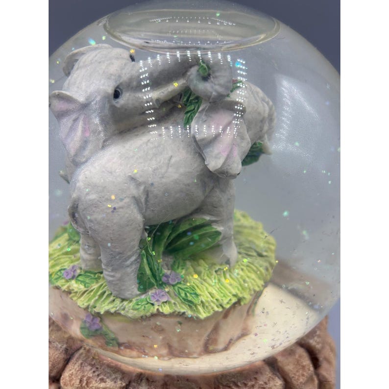 VTG Geboren Frei Elefant Schneekugel Musikalischer Wasserball Glitter Shaker Dekor Bild 3