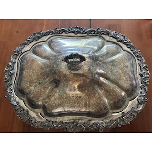 Plato para servir entrantes vintage de Sheffield, bañado en plata, con tapa grande y asas con motivos florales.