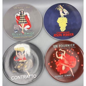 Puede incluir: Juego de cuatro platos decorativos con anuncios de champán vintage. Cada plato presenta un diseño diferente, con ilustraciones de mujeres y texto como "Veuve Amiot" y "Joseph Perrier".