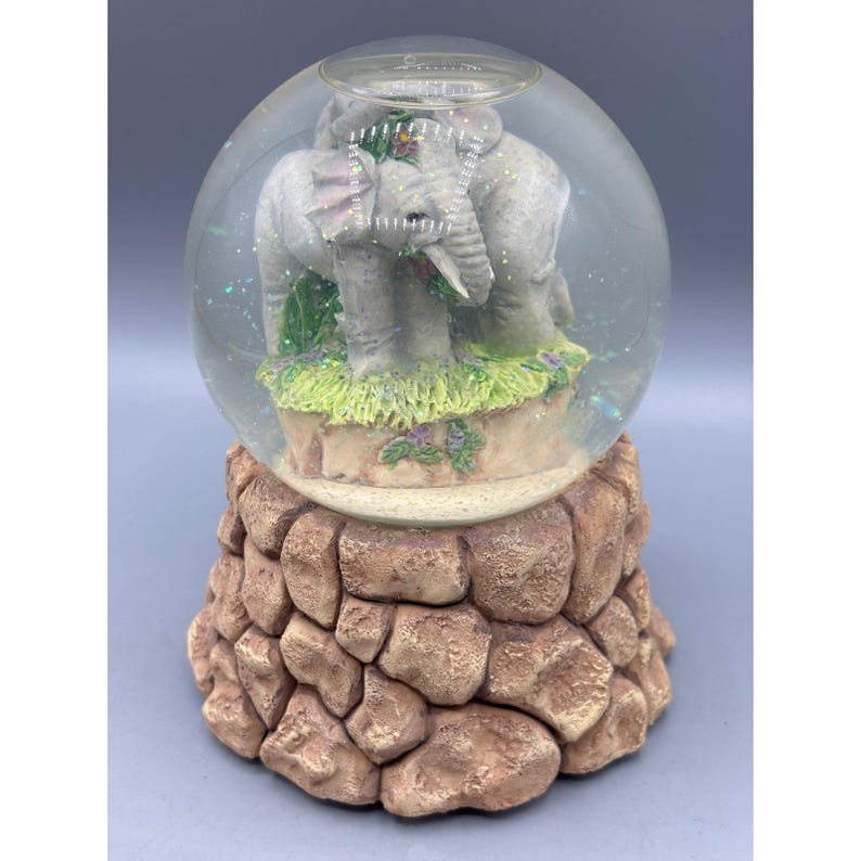 VTG Geboren Frei Elefant Schneekugel Musikalischer Wasserball Glitter Shaker Dekor Bild 1