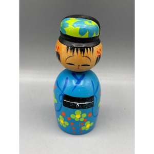Sacapuntas de madera azul pintado a mano con forma de muñeca Kokeshi vintage (arte popular).