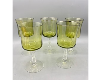 Juego vintage de 6 copas de vino y agua verdes con tallo estriado transparente, estilo moderno de mediados de siglo.