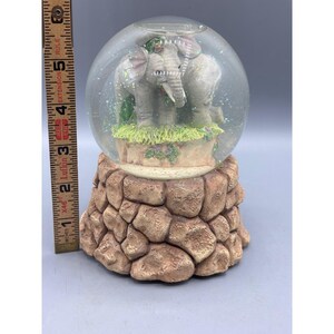 VTG Geboren Frei Elefant Schneekugel Musikalischer Wasserball Glitter Shaker Dekor Bild 4