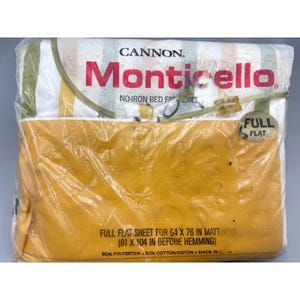 以下が含まれることがあります： パッケージされたCannon Monticelloフルフラットシーツ。シーツは黄色で、137 x 193 cmのマットレス用に設計されています。パッケージには「NO-IRON BED FASHIONS」と「FULL FLAT」の文字が含まれています。