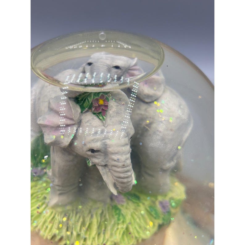 VTG Geboren Frei Elefant Schneekugel Musikalischer Wasserball Glitter Shaker Dekor Bild 2