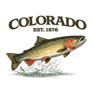 Puede incluir: Ilustración de una trucha saltando con marcas rojas, amarillas y verdes, emergiendo del agua. Encima del pez, la palabra "COLORADO" está arqueada, con "EST. 1876" debajo, todo en una fuente marrón oscuro. Fondo blanco.
