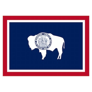 Könnte beinhalten: Flagge des US-Bundesstaates Wyoming mit einer weißen Büffelsilhouette auf blauem Grund, mit dem Staatssiegel im Inneren des Büffels. Die Flagge hat einen roten Rand und einen weißen Innenrand.