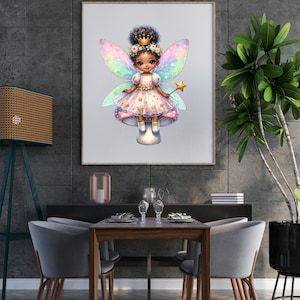 Puede incluir: Una ilustraci&oacute;n digital de un hada con piel morena, que lleva un vestido rosa y blanco, una corona y alas iridiscentes. Est&aacute; sentada en un hongo con una varita de estrella en la mano.