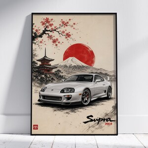 Könnte beinhalten: Ein vertikales Poster mit einem silbernen Toyota Supra MK4 Sportwagen vor einer Landschaft mit einer Pagode, dem Berg Fuji und einer großen roten Sonne. Rote Kirschblütenzweige hängen von oben herab. Der Text Supra MK4 steht unten rechts.
