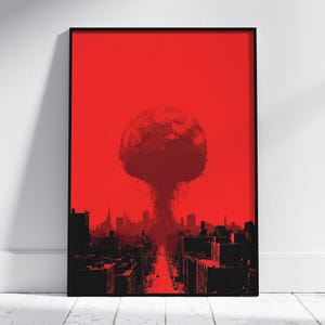 Könnte beinhalten: Gerahmter Kunstdruck, der eine Skyline unter einer großen Pilzwolke zeigt. Das Kunstwerk ist hauptsächlich rot und schwarz, wobei die Stadt als Silhouette dargestellt ist. Die Explosion ist eine dunkle, strukturierte Form, die ein nukleares Ereignis andeutet.