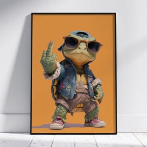 Könnte beinhalten: Gerahmter Kunstdruck mit einer Zeichentrickschildkröte mit Sonnenbrille, Jeansjacke und Baseballkappe, die den Mittelfinger zeigt. Der Hintergrund ist orange. Die Schildkröte trägt Shorts und Turnschuhe.