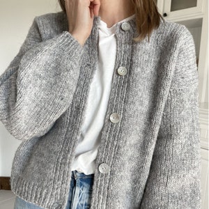 Modèle de tricot Cardigan en tricot, Modèle de tricot classique, Modèle de cardigan, Modèle de haut en bas Le cardigan du voyageur image 2